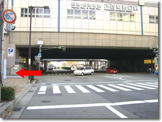 産業道路の阪急川西能勢口駅の高架横の一方通行道路